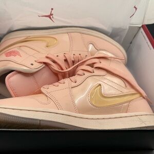 Like New in box Pink Patent valentine’s Day WMs SZ 9 Jordan 1 Mid SE trainers